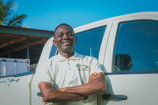 Ghanese man als chauffeur voor de planten.