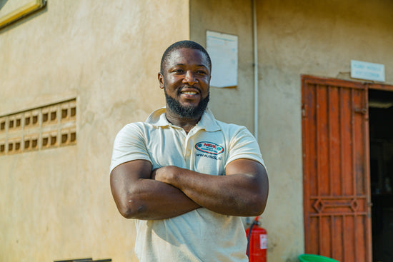 Ghanese man als leidinggevende bij de MDK kwekerij in Ghana.